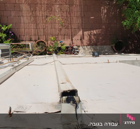 צינור מתכת על גג שטוח עם חיבורים חשמליים